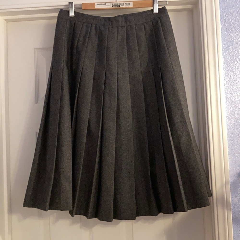 Grey pleated 100% wool lined skirt